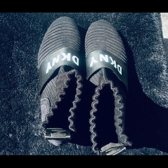 DKNY size 7 Women’s Booties Black/White - Picture 5 of 6